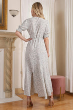 Lataa kuva Galleria-katseluun, V-Neck Wrap Dress
