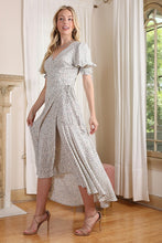 Lataa kuva Galleria-katseluun, V-Neck Wrap Dress
